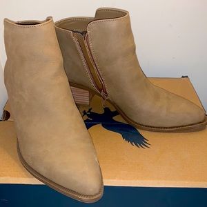 Taupe pointy booties